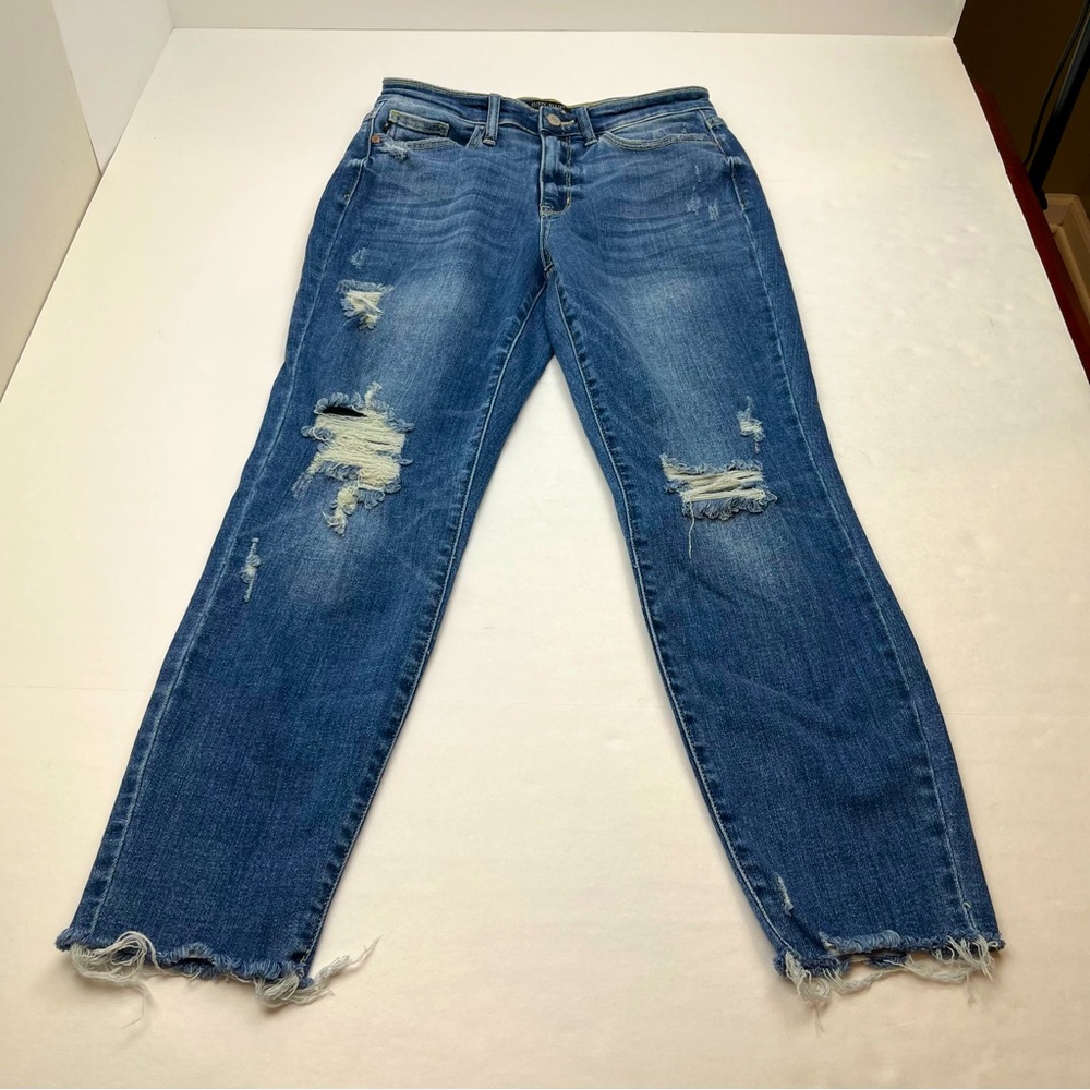 Judy Blue Relaxed Fit Distressed Womens Size 3 / 26 Blue Denim Jean *TINY FLAW